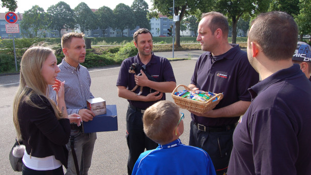 Dank an Feuerwehr für beherzte Rettung eines Hundes - Frauchen und Hündin Gina besuchte die Retter